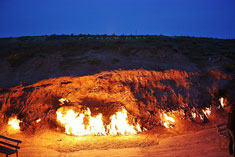 Yanar Dagh at night Frokor WikiCommons